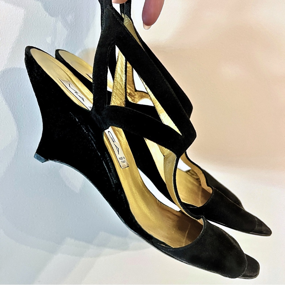 Honey...That Heel! Vintage Via Spiga Suede Wedge Sandals 9B Black & Gold 1989
